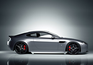 AM V12 Vantage studio - Oscar.jpg